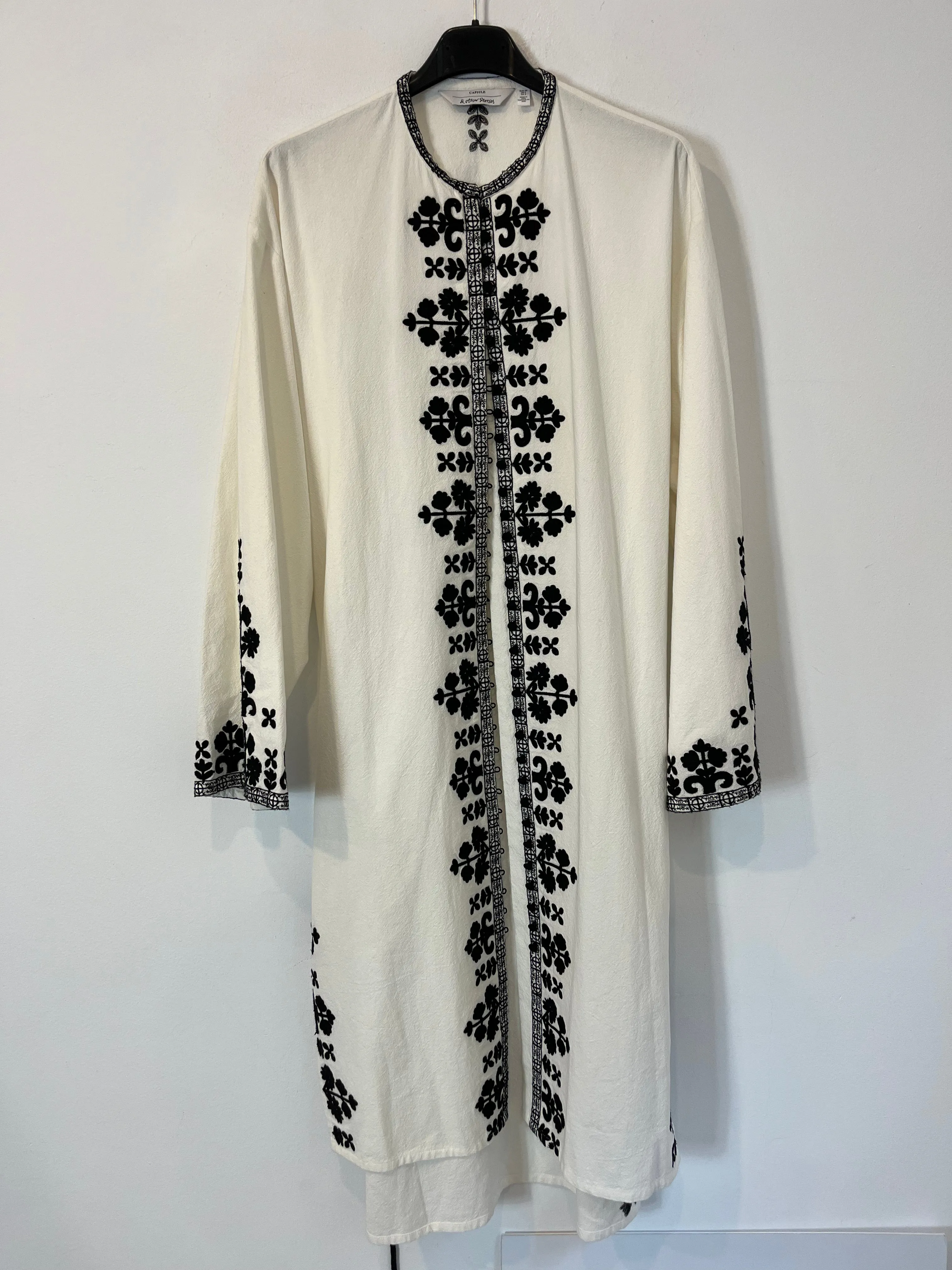 & OTHER STORIES CAPSULE. Vestido/kimono blanco bordado. T S