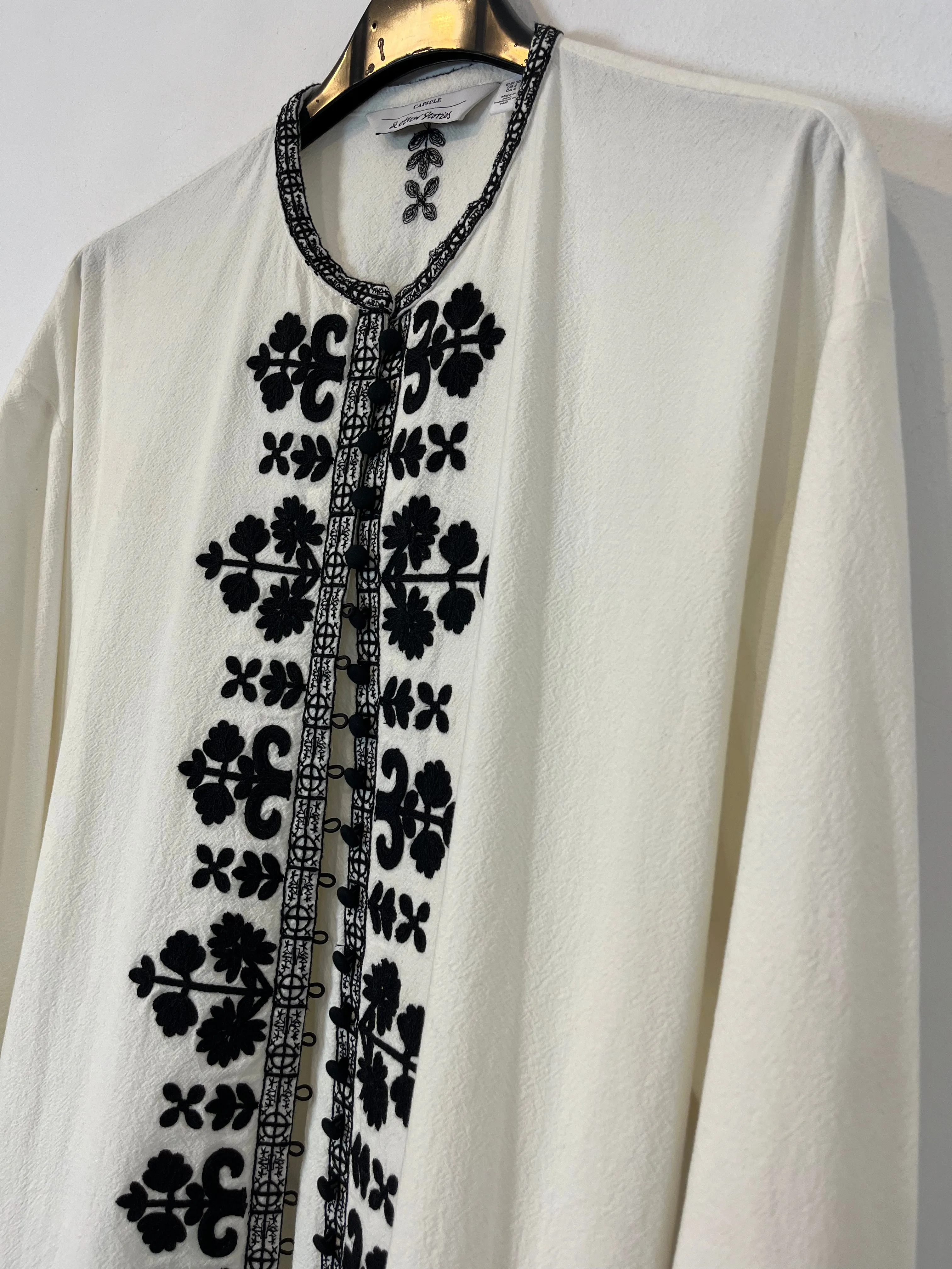 & OTHER STORIES CAPSULE. Vestido/kimono blanco bordado. T S