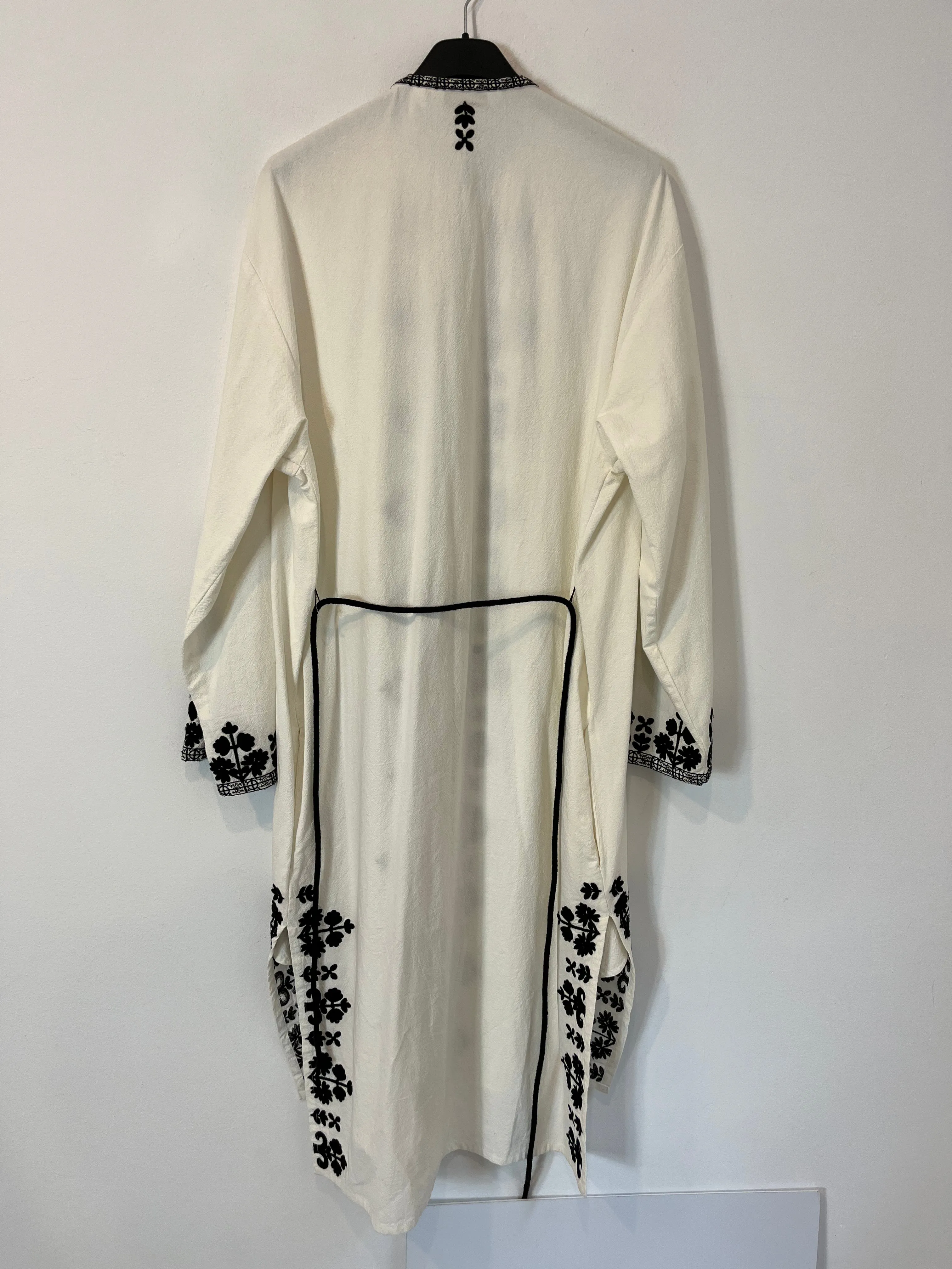 & OTHER STORIES CAPSULE. Vestido/kimono blanco bordado. T S