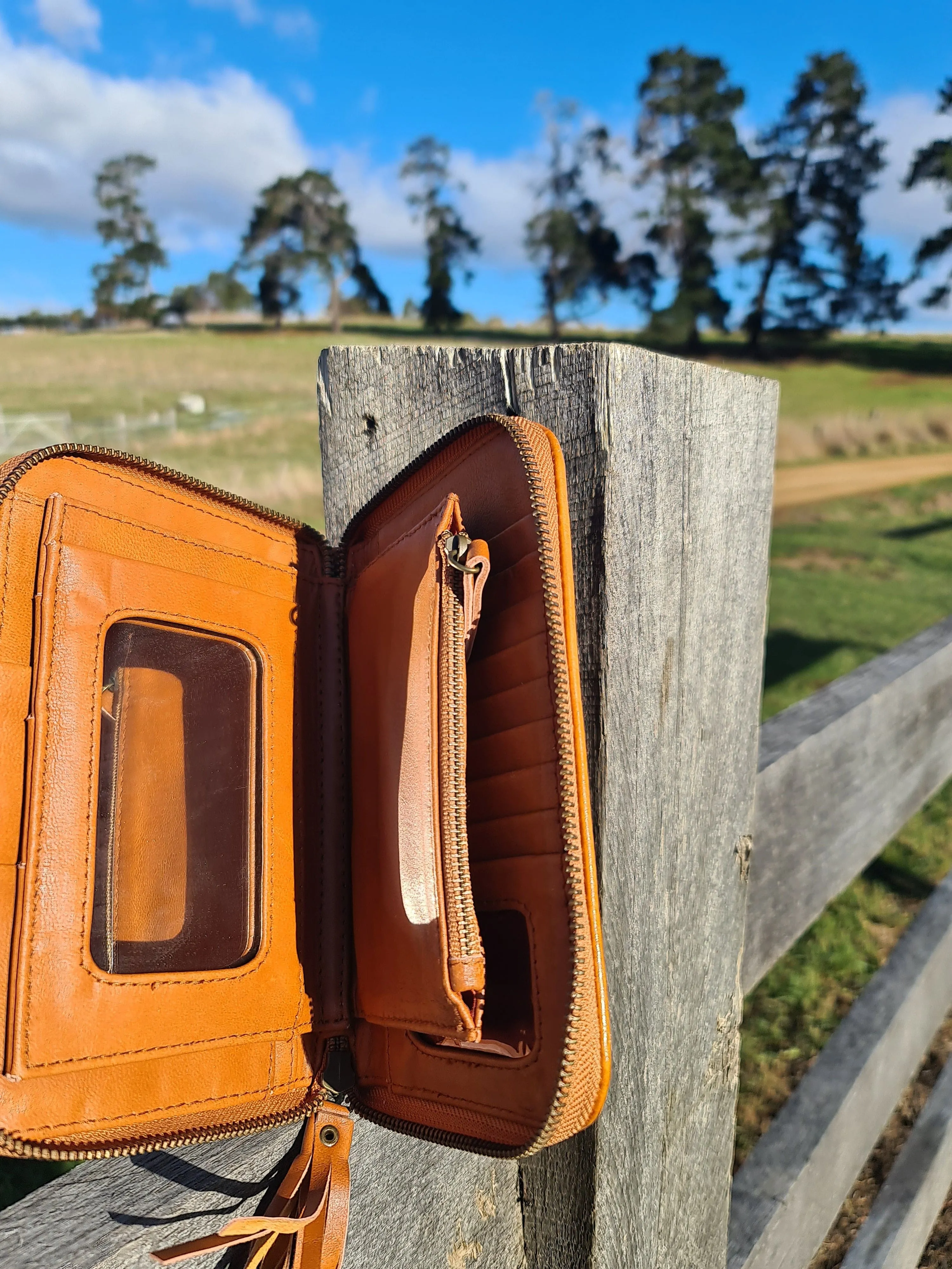 BUTTERFLY WALLET TAN