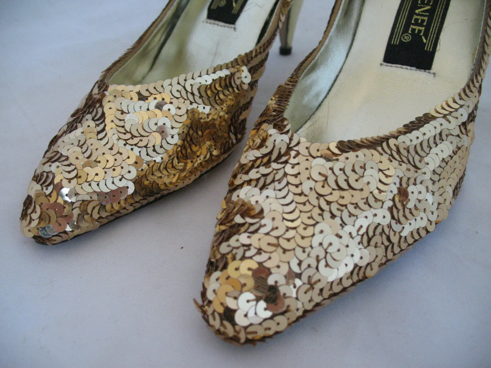 J.RENEE New With Defect Womens Metallic Yellow Gold Sequin Shoes 3in High Heels Sequins Upper Ladies Classics Pumps Size 6M 6 M