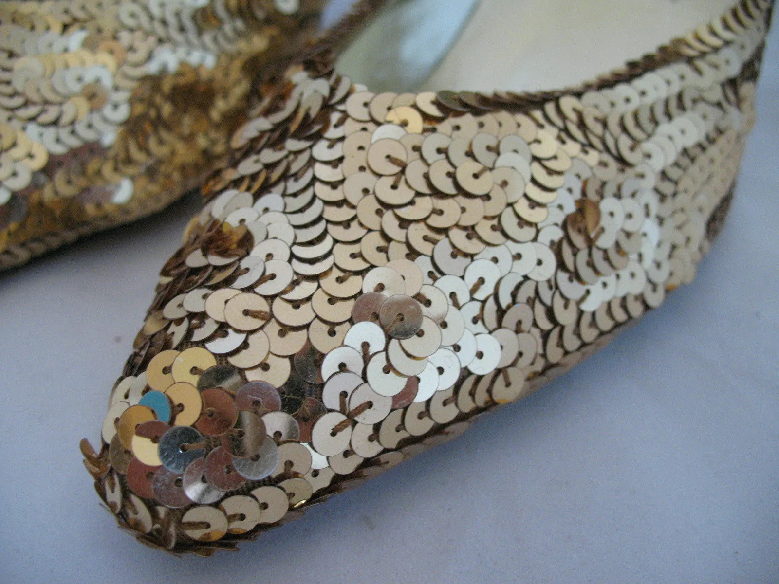 J.RENEE New With Defect Womens Metallic Yellow Gold Sequin Shoes 3in High Heels Sequins Upper Ladies Classics Pumps Size 6M 6 M