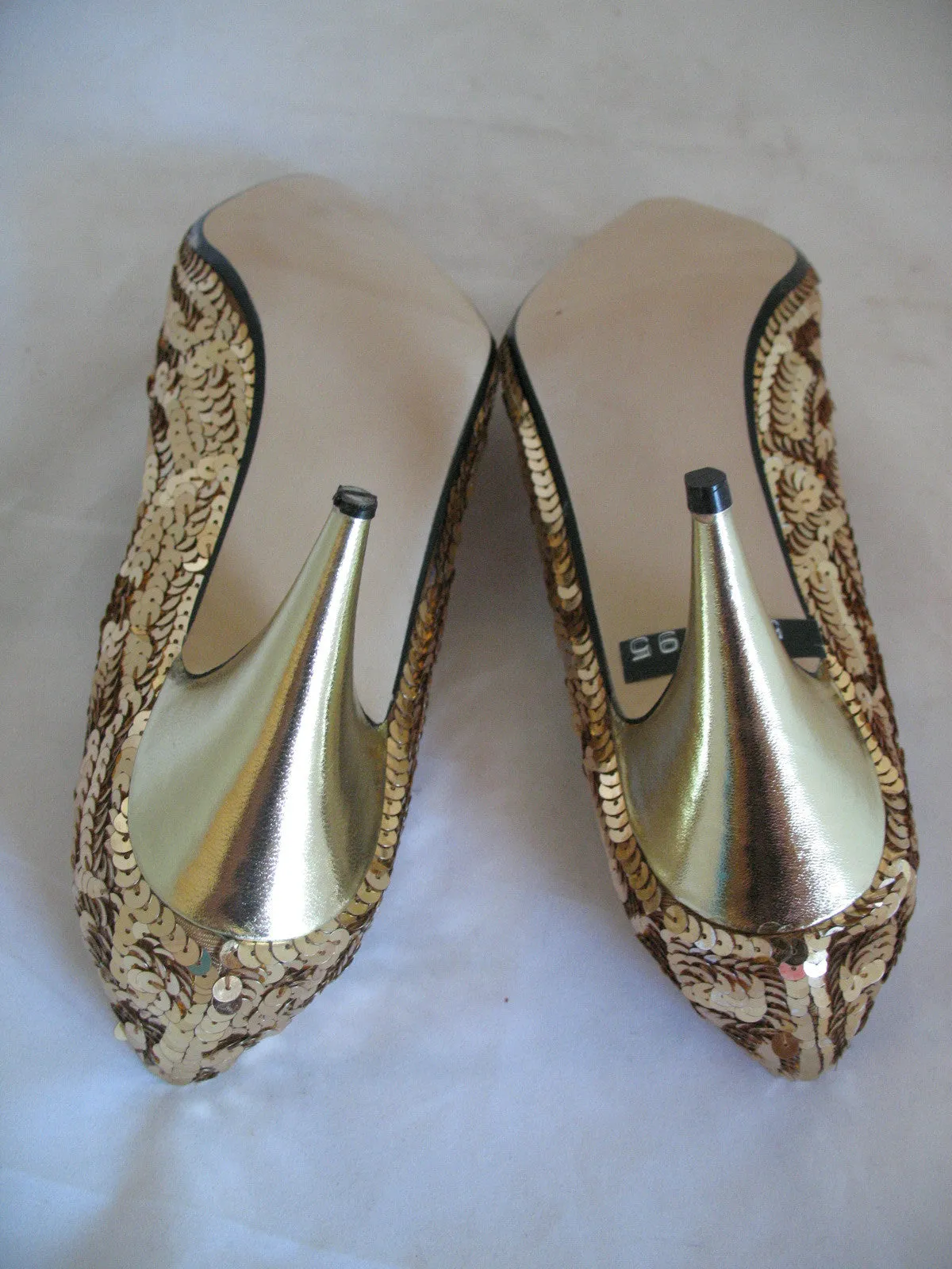 J.RENEE New With Defect Womens Metallic Yellow Gold Sequin Shoes 3in High Heels Sequins Upper Ladies Classics Pumps Size 6M 6 M